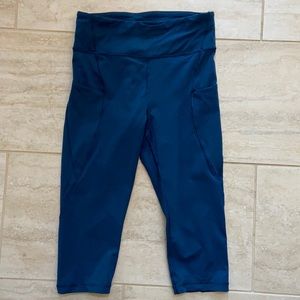 Lululemon size 8 capris